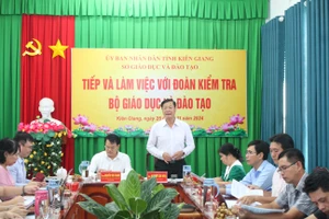 Quang cảnh đoàn kiểm tra công tác dạy học các môn tiếng dân tộc thiểu số tại Kiên Giang.