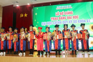 PGS.TS Lương Minh Cừ - Hiệu trưởng Trường ĐH Cửu Long trao bằng tốt nghiệp cho các tân kỹ sư tốt nghiệp loại xuất sắc.