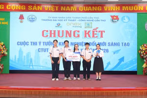Ban Tổ chức trao giải Nhất cho đội đạt giải.