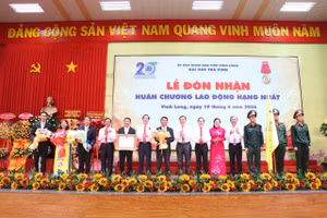 Lãnh đạo Đại học Trà Vinh đón nhận Huân chương Lao động hạng Nhất vào tháng 6/2026.