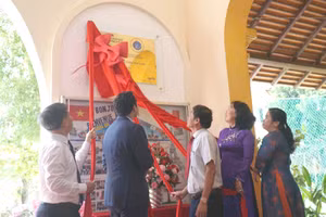 Đại biểu trao biển hiệu kiểm định chất lượng giáo dục Label FrancEducation tại Trường THPT Châu Văn Liêm, TP Cần Thơ.