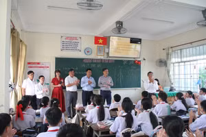 Đoàn công tác Sở GD&ĐT TP Cần Thơ thăm thầy, trò Trường THCS Lương Thế Vinh (quận Ninh Kiều).