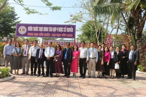 Đại biểu tham quan Vườn thuốc thực hành tích hợp Y dược cổ truyền.