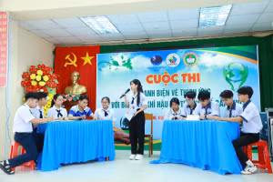 Các em học sinh tham gia Cuộc thi tranh biện thích ứng với biến đổi khí hậu tại TP Cần Thơ.