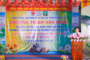 PGS.TS Hồ Văn Thống - Hiệu trưởng Trường ĐH Đồng Tháp (cựu HS Trường Tiểu học Mỹ An 2, khóa 1976 - 1981) chia sẻ tại chương trình văn nghệ gây quỹ.