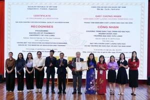 Ban tổ chức trao chứng nhận đạt chuẩn kiểm định chất lượng CTĐT ngành Dược học.