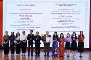 Ban tổ chức trao chứng nhận đạt chuẩn kiểm định chất lượng CTĐT ngành Dược học.