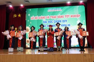TS Đặng Thị Ngọc Lan - Phó Hiệu trưởng Trường ĐH Cửu Long khen thưởng, trao bằng cho các tân kỹ sư, dược sĩ tốt nghiệp loại xuất sắc.