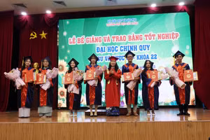 TS Đặng Thị Ngọc Lan - Phó Hiệu trưởng Trường ĐH Cửu Long khen thưởng, trao bằng cho các tân kỹ sư, dược sĩ tốt nghiệp loại xuất sắc.