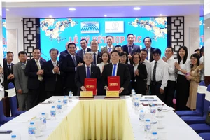 Lãnh đạo hai đơn vị thực hiện nghi thức ký kết hợp tác.