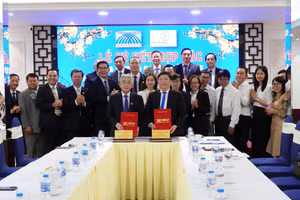 Lãnh đạo hai đơn vị thực hiện nghi thức ký kết hợp tác.