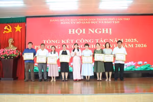 Các cá nhân Đảng ủy Sở GD&ĐT nhận khen thưởng.