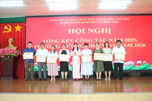 Các cá nhân Đảng ủy Sở GD&ĐT nhận khen thưởng.