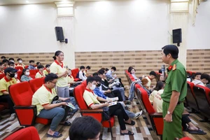 Công an TP Cần Thơ tuyên truyền, phổ biến giáo dục pháp luật cho sinh viên Trường ĐH Nam Cần Thơ.