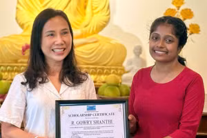 Đại sứ quán Việt Nam tại Sri Lanka trao học bổng của Trường ĐH Cửu Long cho lưu học sinh.