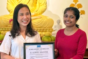 Đại sứ quán Việt Nam tại Sri Lanka trao học bổng của Trường ĐH Cửu Long cho lưu học sinh.