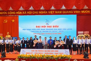 Ban Chấp hành nhiệm kỳ mới ra mắt Đại hội.
