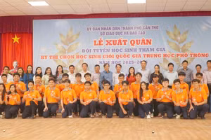 Lãnh đạo Sở GD&ĐT TP Cần Thơ động viên học sinh tại lễ xuất quân.