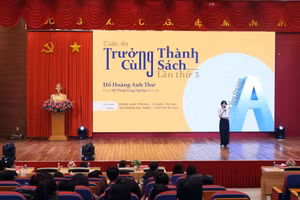 Sinh viên chia sẻ cảm nhận về sách tại Hội thi.