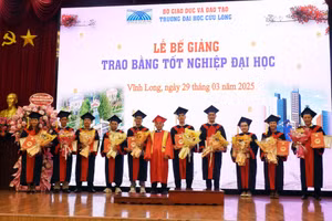 PGS.TS Lương Minh Cừ - Bí thư Đảng ủy, Hiệu trưởng Trường ĐH Cửu Long chụp ảnh lưu niệm cùng tân khoa tốt nghiệp xuất sắc tiêu biểu.
