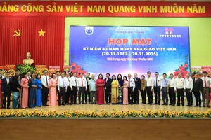 Lãnh đạo tỉnh Vĩnh Long và đại biểu dự Họp mặt kỷ niệm 43 năm Ngày Nhà giáo Việt Nam tại Trường ĐH Trà Vinh.