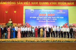 Lãnh đạo tỉnh Vĩnh Long và đại biểu dự Họp mặt kỷ niệm 43 năm Ngày Nhà giáo Việt Nam tại Trường ĐH Trà Vinh.