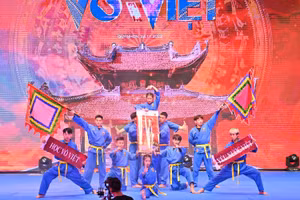 Học sinh, sinh viên FPT trong một tiết mục võ nhạc.