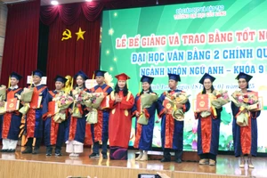 TS Đặng Thị Ngọc Lan - Phó Hiệu trưởng Trường ĐH Cửu Long trao giấy khen và bằng tốt nghiệp cho tân cử nhân tốt nghiệp xuất sắc.