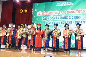 TS Đặng Thị Ngọc Lan - Phó Hiệu trưởng Trường ĐH Cửu Long trao giấy khen và bằng tốt nghiệp cho tân cử nhân tốt nghiệp xuất sắc.