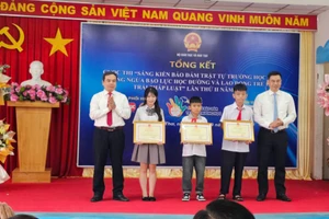Ban tổ chức trao Bằng khen của Bộ GD&ĐT cho 3 học sinh đạt giải Nhất.