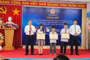 Ban tổ chức trao Bằng khen của Bộ GD&ĐT cho 3 học sinh đạt giải Nhất.