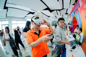 Học sinh khám phá môi trường học tập đa trải nghiệm tại FPTU Big Open Day - Trường ĐH FPT phân hiệu Cần Thơ.