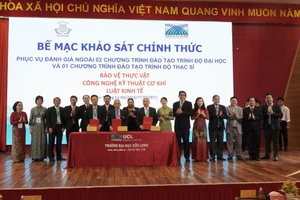 Các bên ký biên bản hoàn thành đợt khảo sát chính thức.