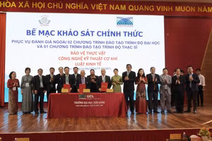 Các bên ký biên bản hoàn thành đợt khảo sát chính thức.