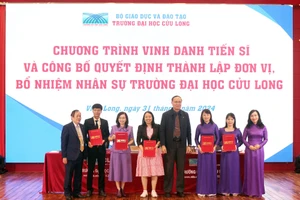 Lãnh đạo Trường ĐH Cửu Long trao quyết định tặng thưởng 100 triệu đồng cho GV hoàn thành chương trình Tiến sĩ.