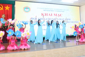 Tiết mục văn nghệ của cô, trò khai mạc Hội thi.