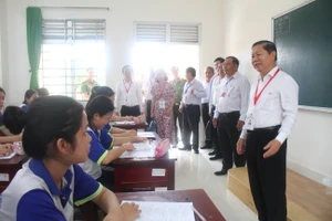 Thứ trưởng Lê Tấn Dũng và đoàn công tác thăm hỏi, động viên học sinh Trường THPT Thủ Khoa Huân (huyện Chợ Gạo, Tiền Giang).