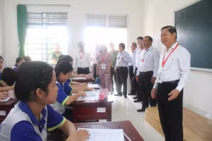 Thứ trưởng Lê Tấn Dũng và đoàn công tác thăm hỏi, động viên học sinh Trường THPT Thủ Khoa Huân (huyện Chợ Gạo, Tiền Giang).