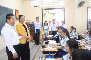 Thứ trưởng Bộ GD&ĐT Lê Tấn Dũng trò chuyện cùng các em học sinh Trường THPT Lưu Văn Liệt, TP Vĩnh Long.