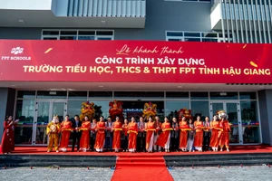 Nghi thức cắt băng khánh thành công trình Trường Tiểu học, THCS&THPT FPT tại Hậu Giang.