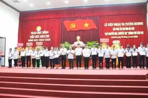 Trao học bổng “Tiếp sức mùa thi” cho học sinh lớp 12 có hoàn cảnh khó khăn, học giỏi.