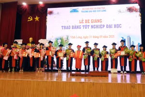 PGS.TS Lương Minh Cừ - Bí thư Đảng ủy, Hiệu trưởng Trường ĐH Cửu Long trao bằng, khen thưởng các tân khoa tốt nghiệp xuất sắc tiêu biểu.