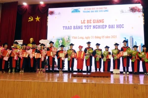 PGS.TS Lương Minh Cừ - Bí thư Đảng ủy, Hiệu trưởng Trường ĐH Cửu Long trao bằng, khen thưởng các tân khoa tốt nghiệp xuất sắc tiêu biểu.