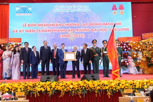 Lãnh đạo Trường ĐH Cửu Long đón nhận Huân chương Lao động hạng Nhì.