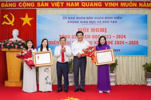Trao Huân chương lao động hạng 3 cho Trường TH Ngô Quyền và bà Trương Thị Ngọc Liễu, Hiệu trưởng Trường MN Tây Đô.