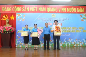 Tặng Bằng khen của Công đoàn Giáo dục Việt Nam cho các cá nhân.