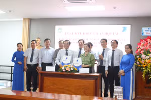 Lãnh đạo Sở GD&ĐT TP Cần Thơ và VNPT Cần Thơ ký kết thỏa thuận hợp tác.