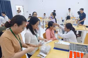 Trường ĐH Cửu Long cùng các đơn vị khám bệnh, cấp thuốc miễn phí cho người dân.