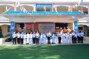 Ông Đỗ Thanh Bình, Bí thư Thành ủy Cần Thơ trao học bổng khuyến học tại lễ khai giảng Trường THPT Nguyễn Khuyến (phường Vĩnh Châu).