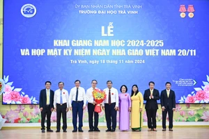 Lãnh đạo tỉnh và lãnh đạo Trường ĐH Trà Vinh tặng hoa và chụp ảnh lưu niệm cùng GS.TS Nguyễn Thiện Nhân.